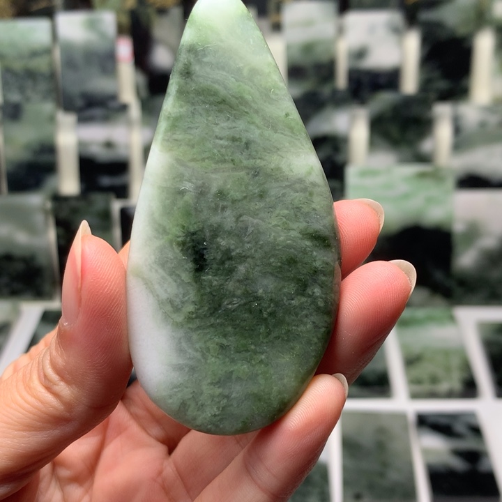 独山玉颈饰未镶嵌