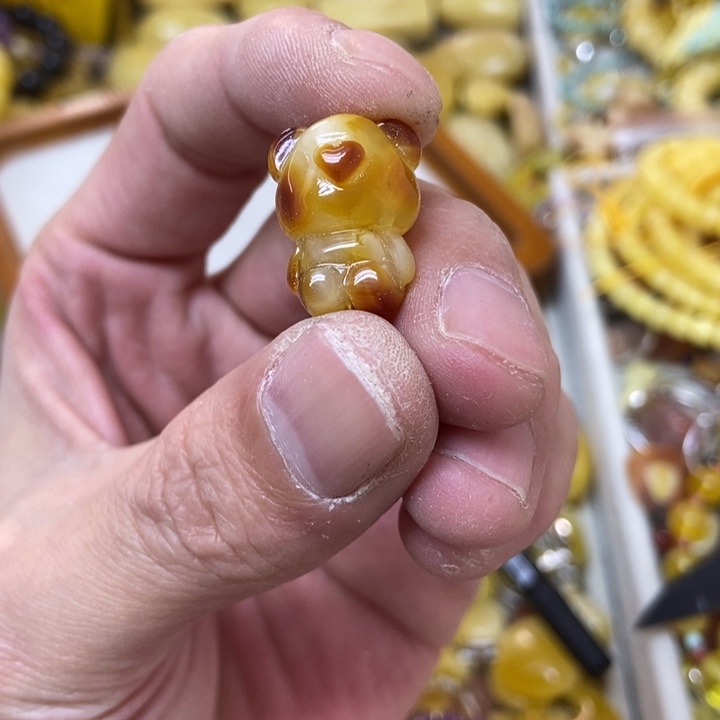 蜜蜡未镶嵌裸石吊坠