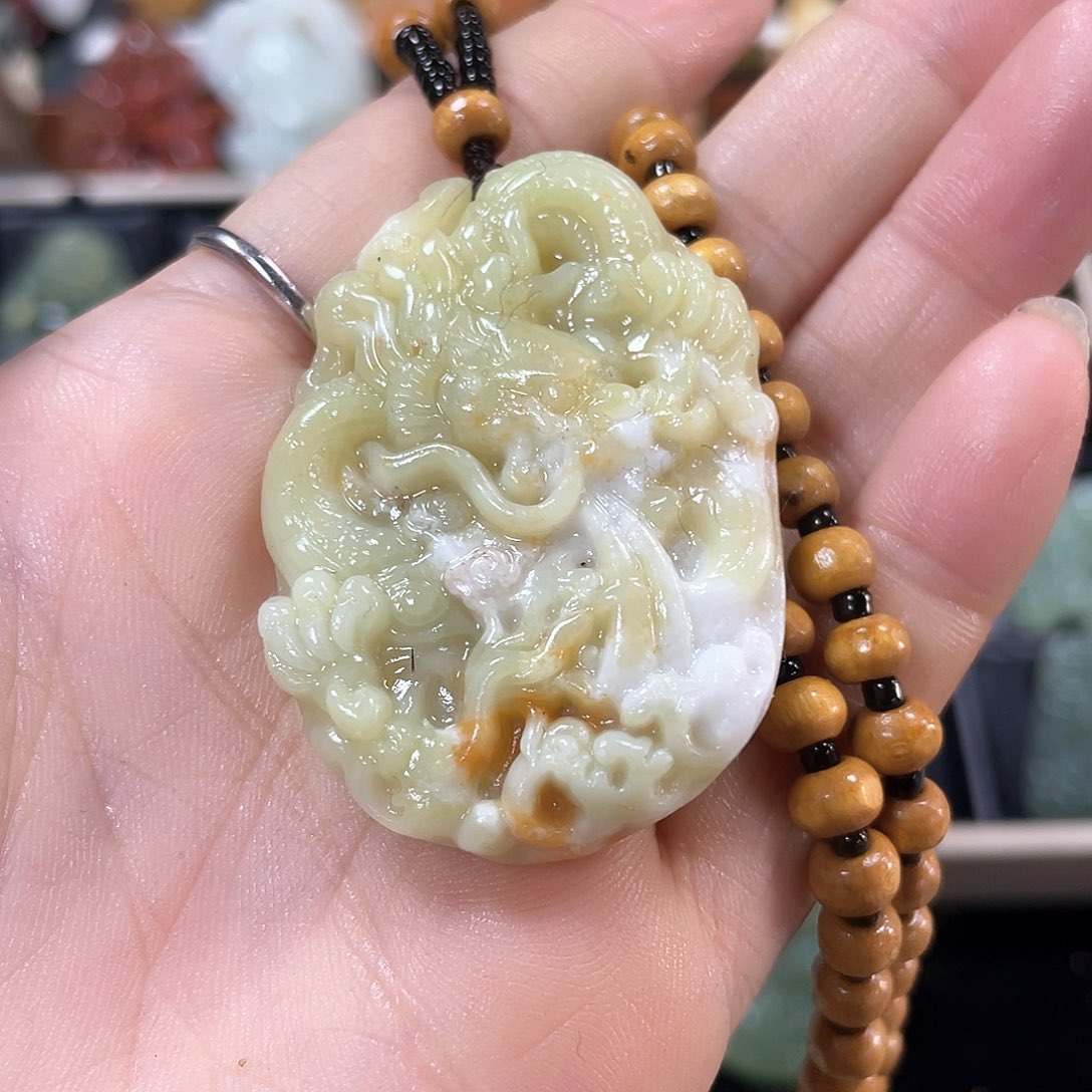 蛇纹石玉颈饰合金