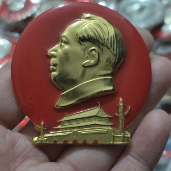 清***间其他普通金属圆形红色人物像章