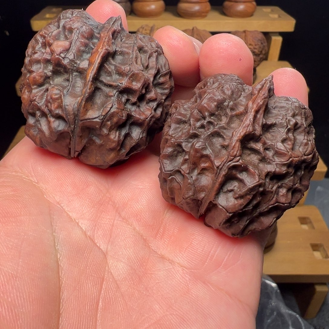 文玩核桃吊坠七彩皇冠43mm