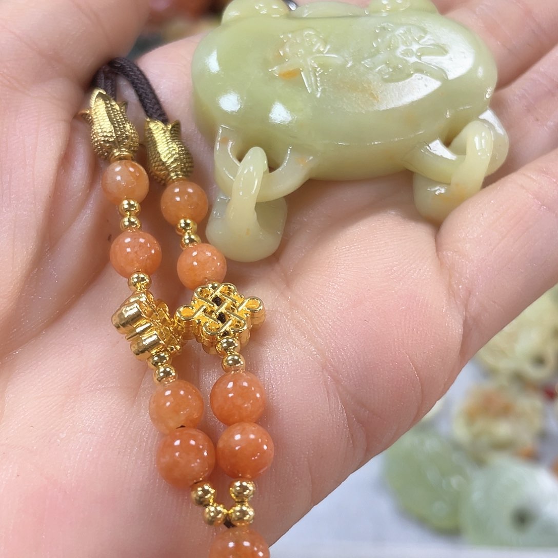 蛇纹石玉颈饰未镶嵌王***?