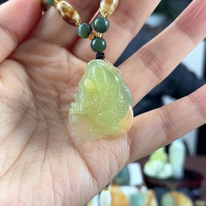 蛇纹石玉颈饰未镶嵌