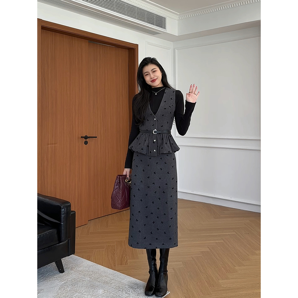 张阿星【瑞拉千金】格雷系灰色毛呢马甲黑色打底衫高腰半裙三件套 