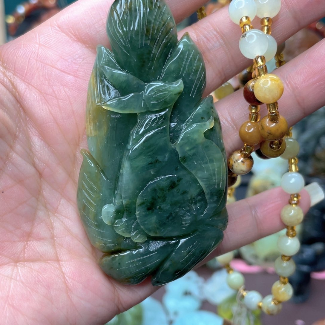 蛇纹石玉颈饰未镶嵌