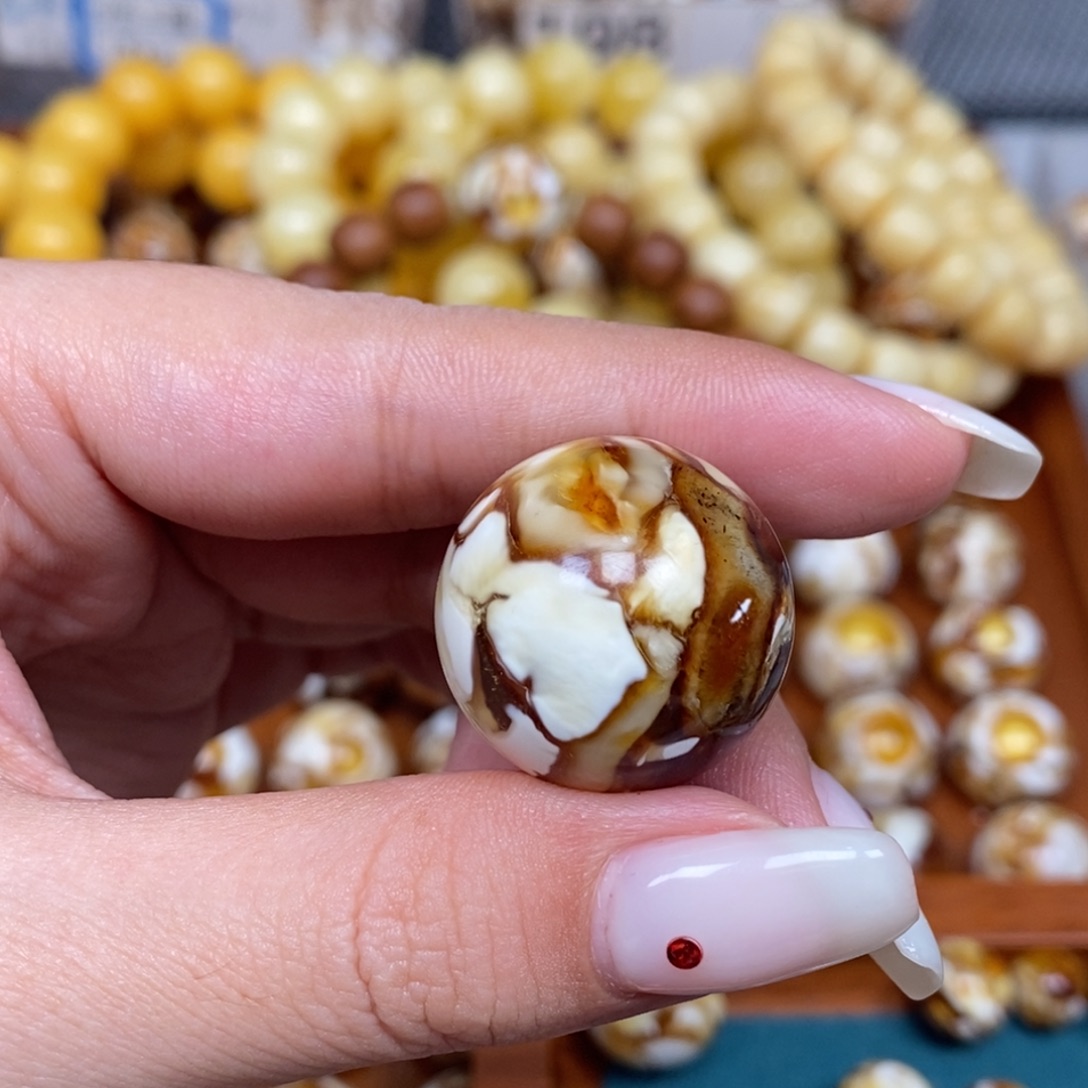 沁色蜜蜡未镶嵌圆珠