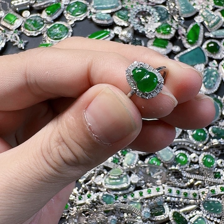 翡翠颈饰未镶嵌天然A货翡翠放漏