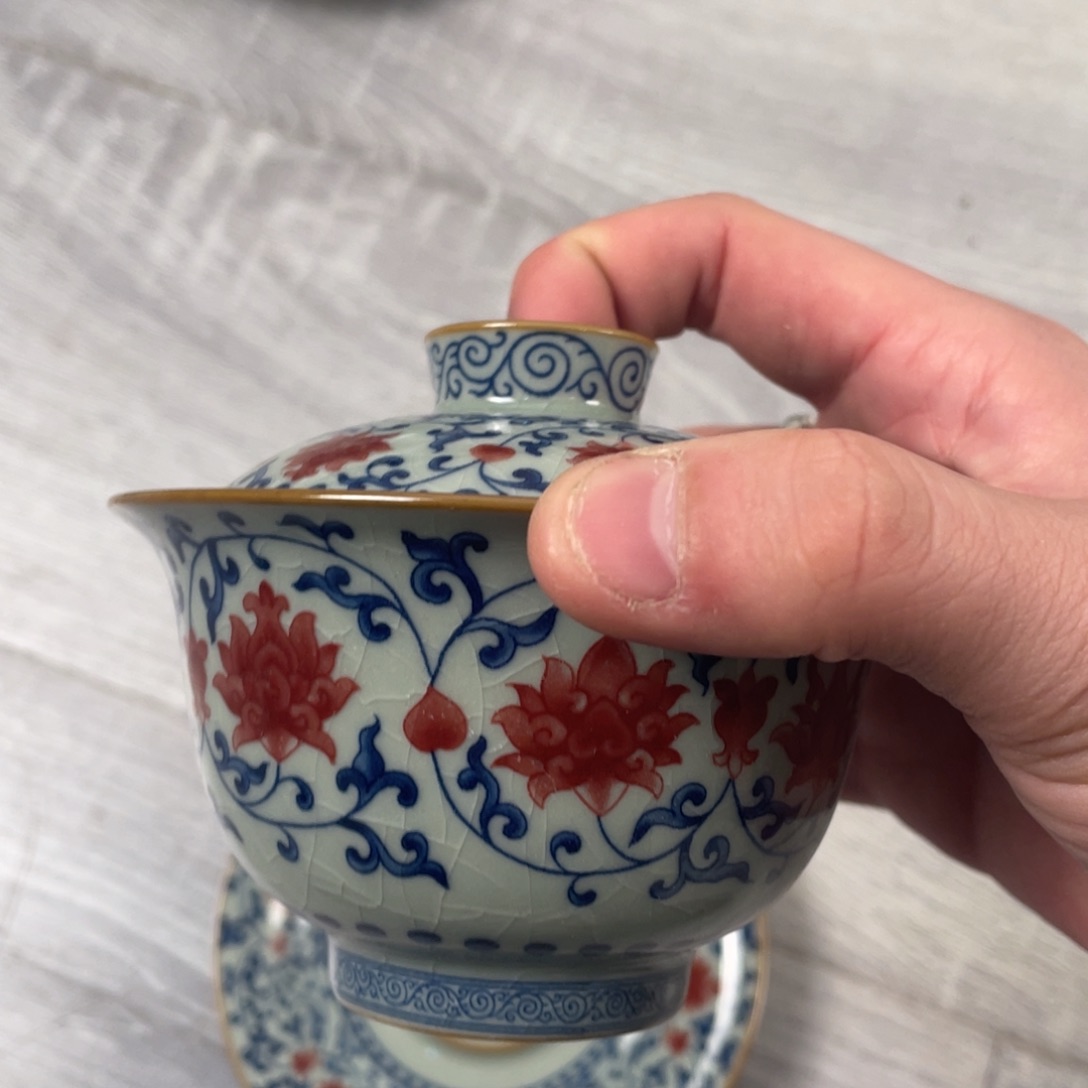 杯缠枝莲釉里红盖碗微瑕