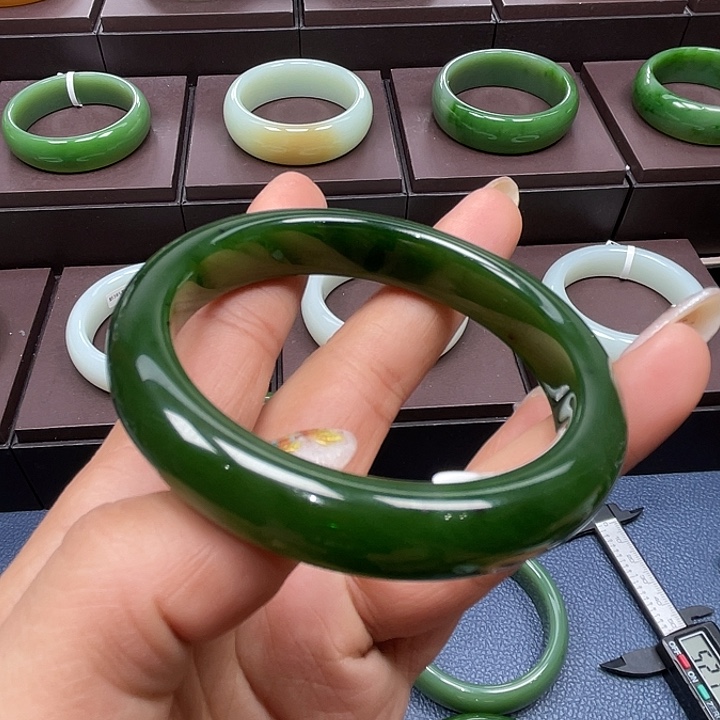 和田玉（碧玉）未镶嵌手镯