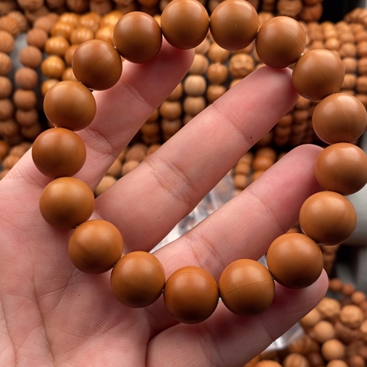 坤***儿微瑕泛油二等正圆光珠