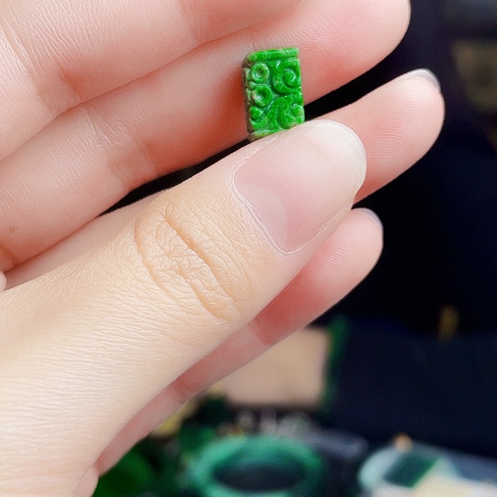翡翠未镶嵌颈饰多样性