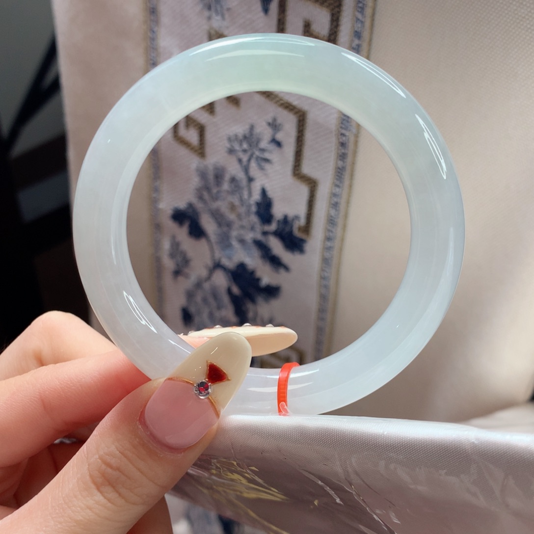 翡翠手镯未镶嵌54圈口