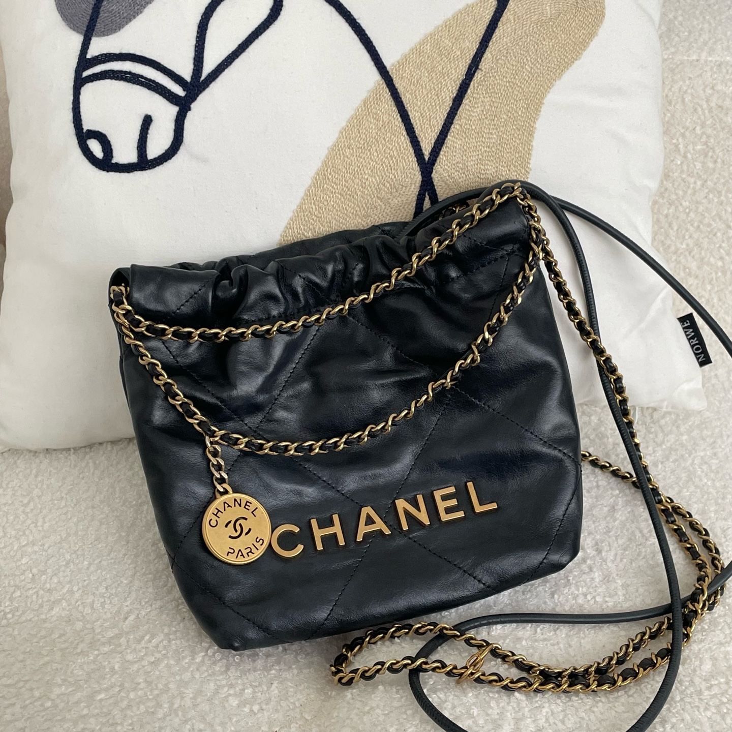 99新 Chanel/香奈儿 /22bagmini/黑金牛皮/24年芯片款/斜挎包Y