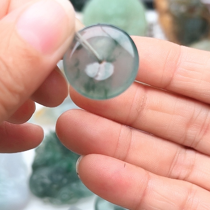 翡翠未镶嵌颈饰平安扣