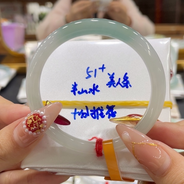 翡翠手镯未镶嵌翡翠