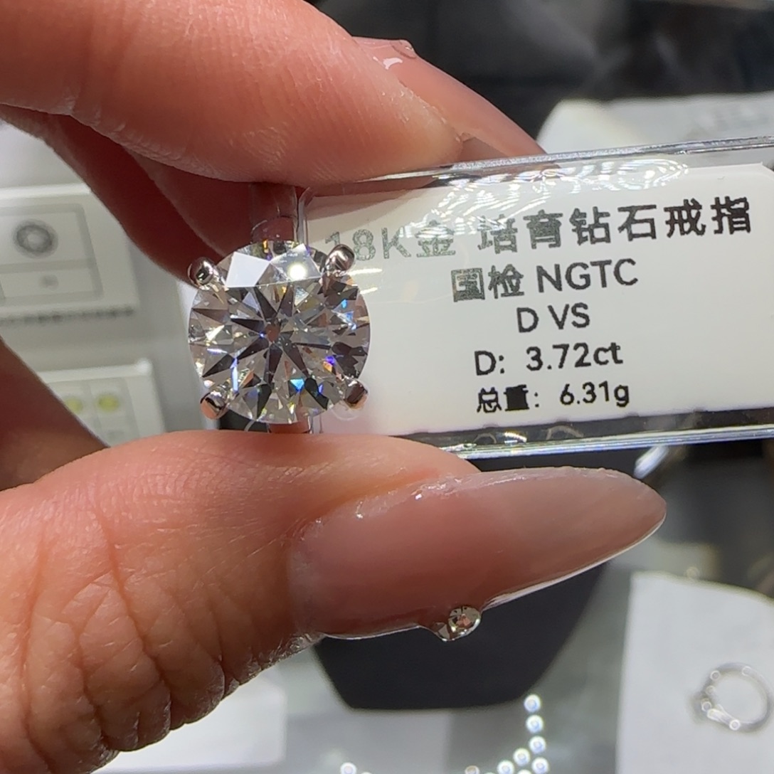 实验室培育钻石18K金镶嵌海*月卡家四爪3.7卡16圈