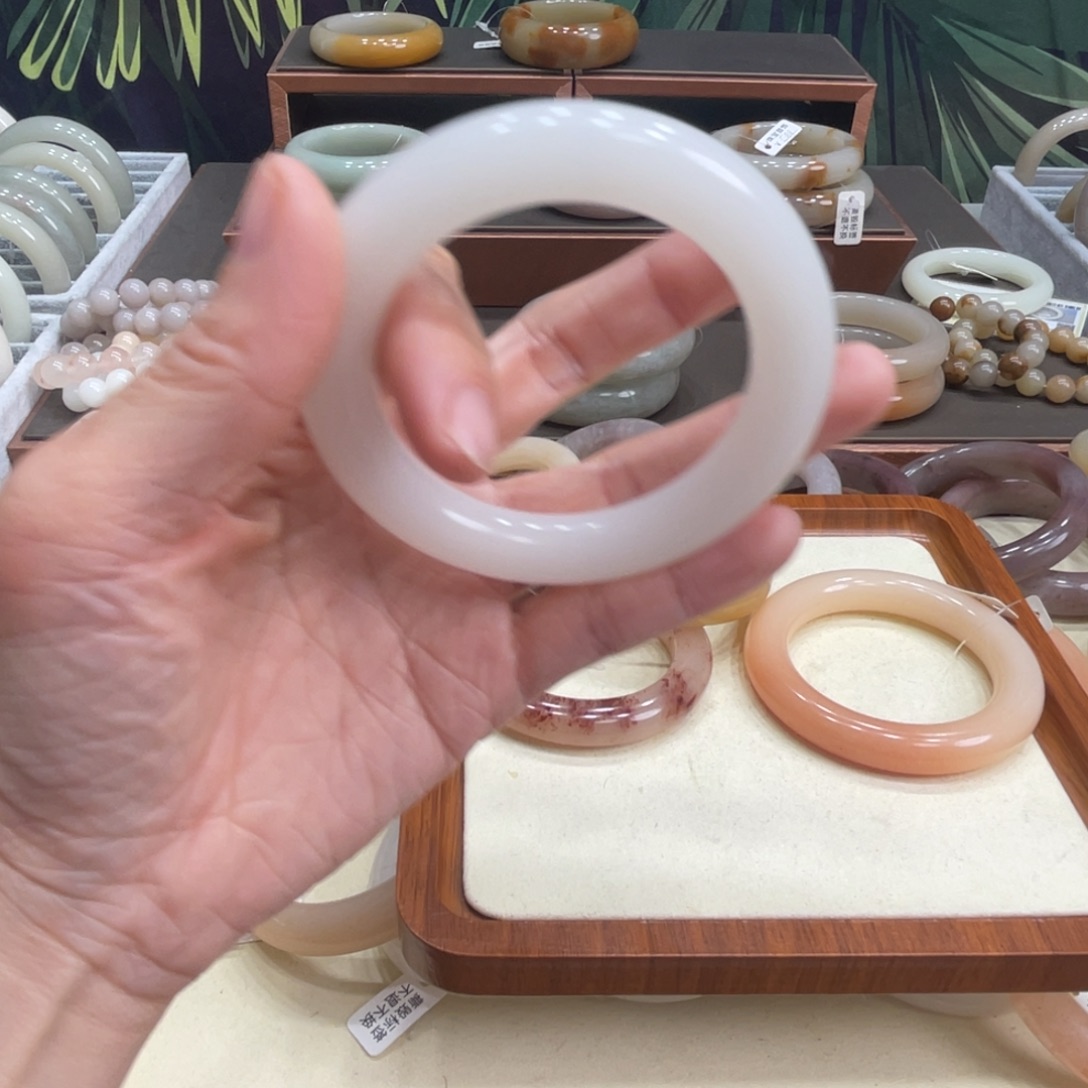 故****石英岩玉未镶嵌手镯