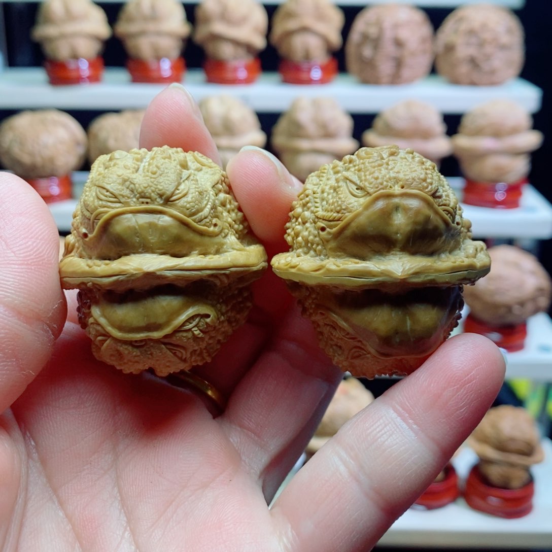 核桃把件双面大兜齿金蟾