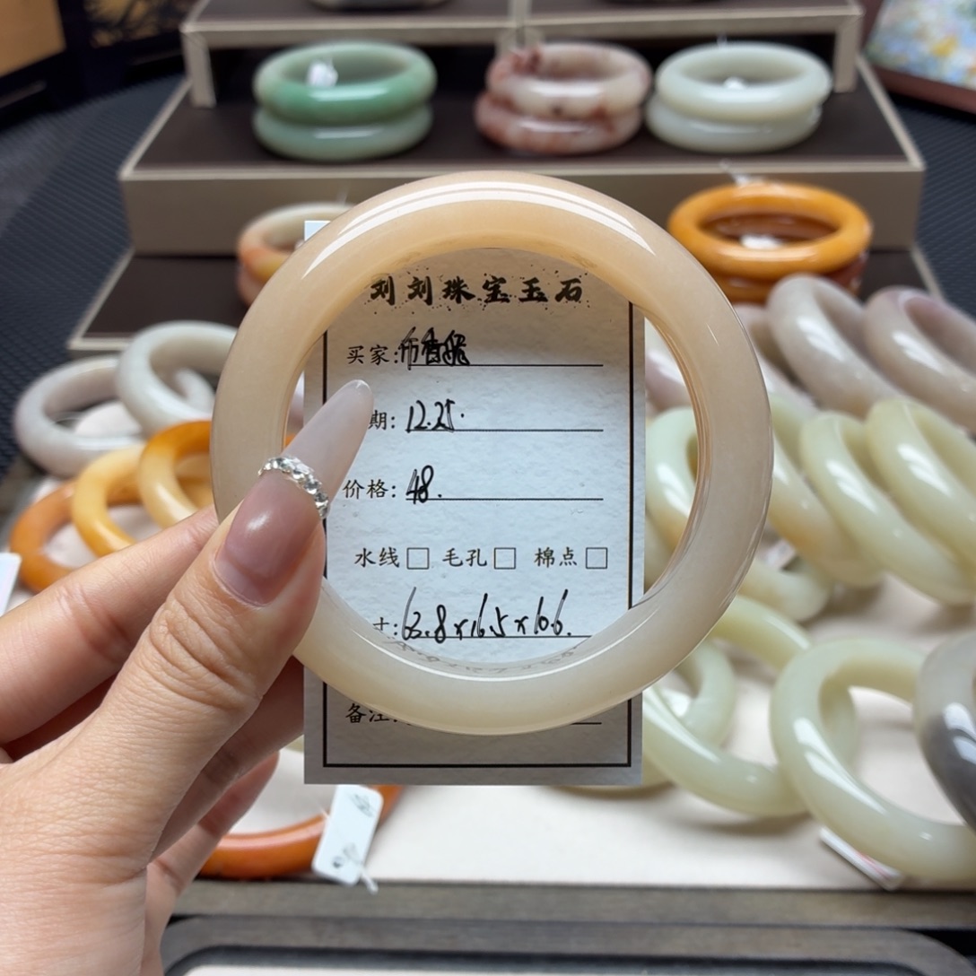 布****石英质玉未镶嵌手镯