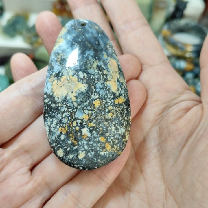 岫玉未镶嵌微瑕挂坠