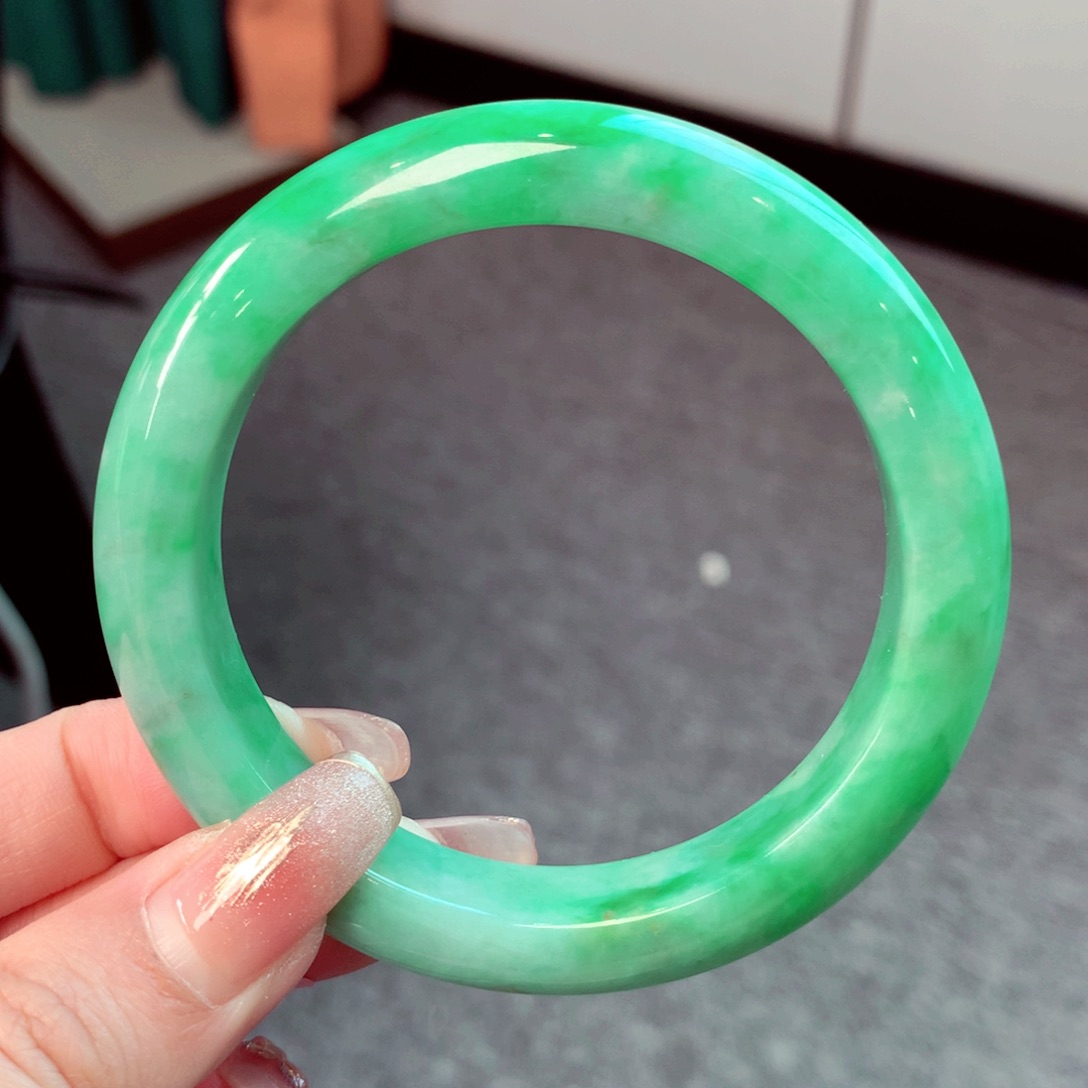 翡翠手镯未镶嵌翡翠