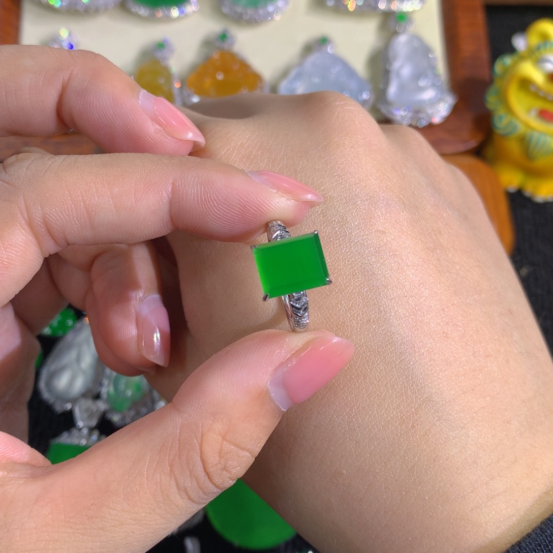 翡翠18K金镶嵌戒指