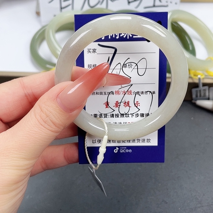 和田玉手镯未镶嵌