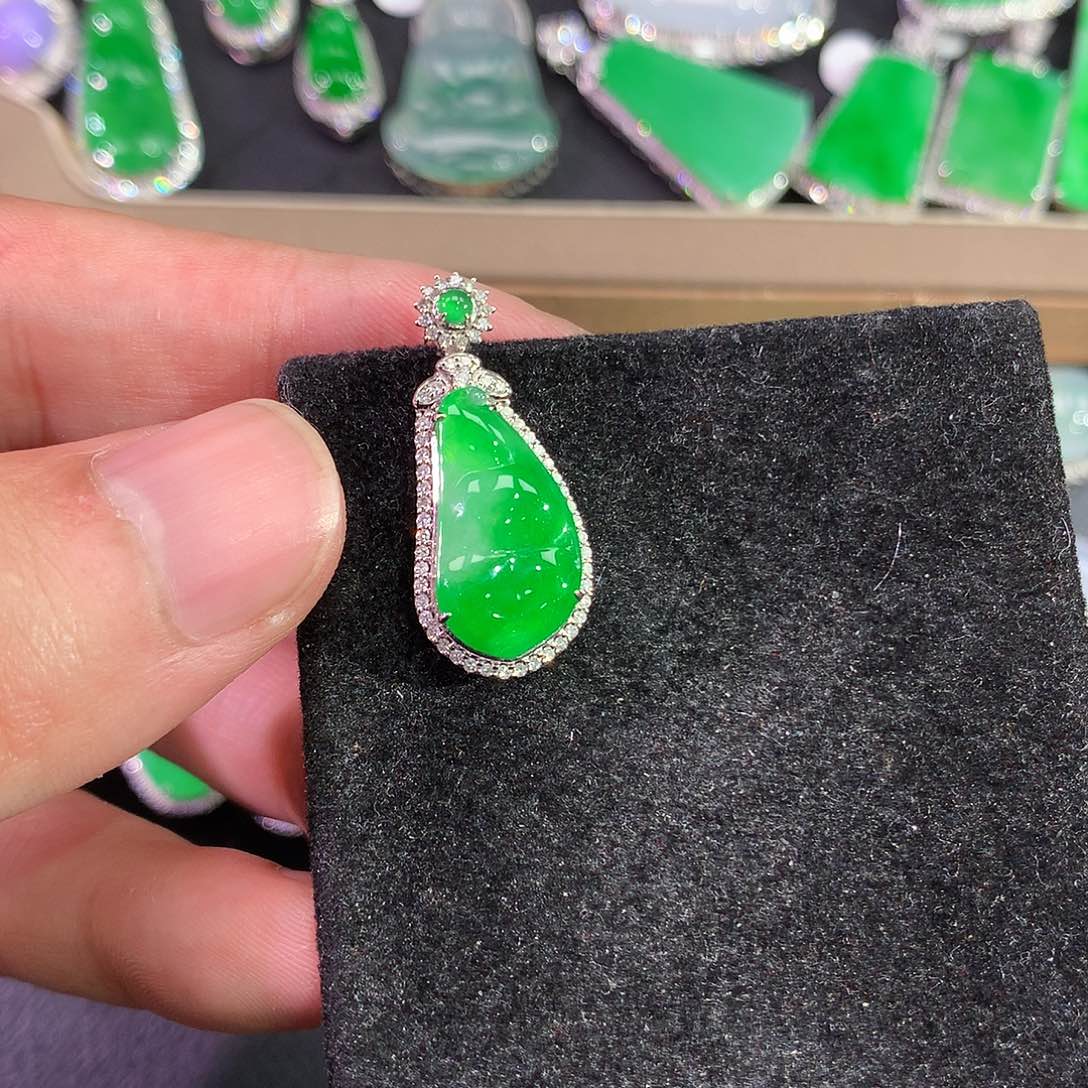 翡翠吊坠(赠链)18K金镶嵌