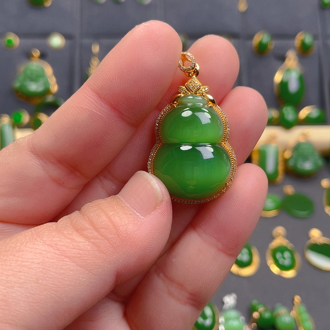 和田玉（碧玉）吊坠(不含链)18K金镶嵌蓝****！6600