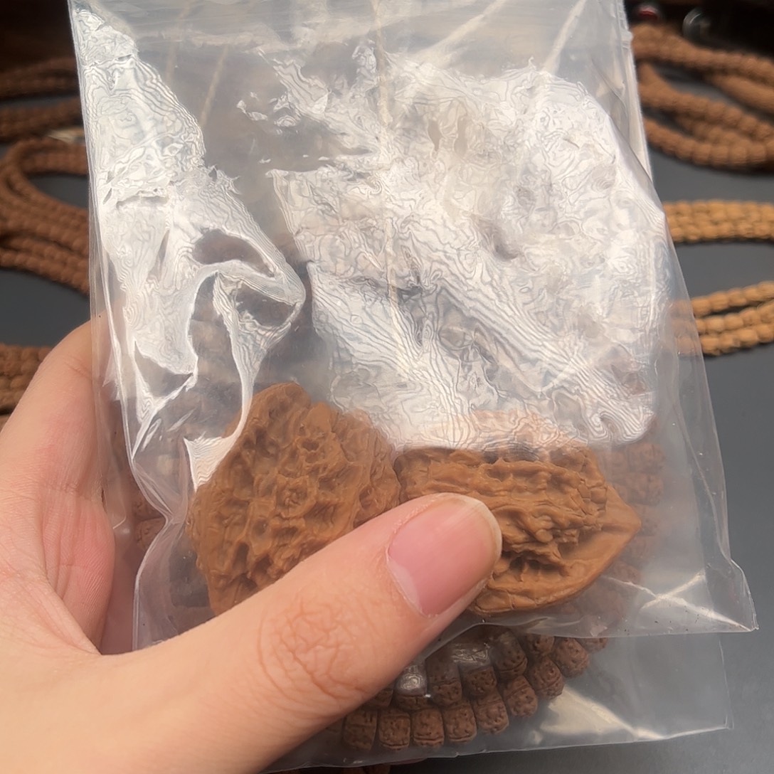 迷***员吊坠金刚菩提串和核桃