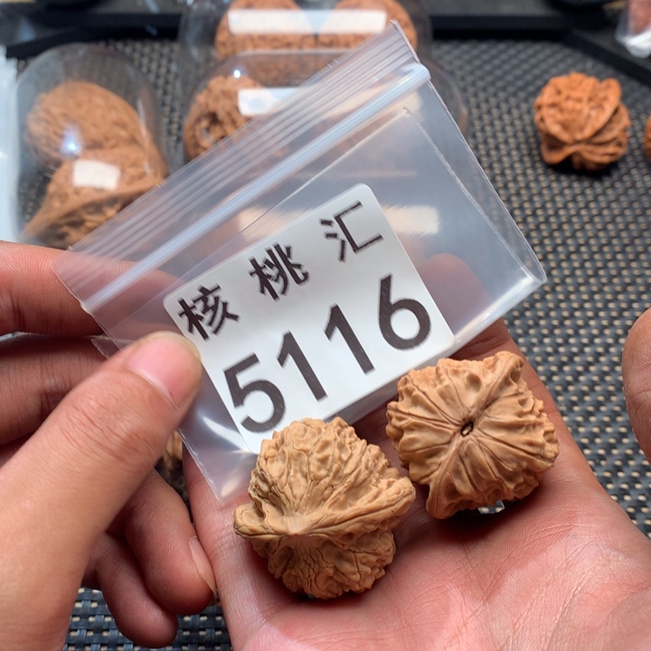 文玩核桃吊坠荷花