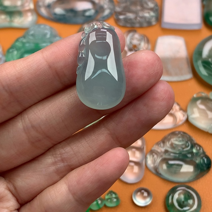 翡翠挂件未镶嵌…..