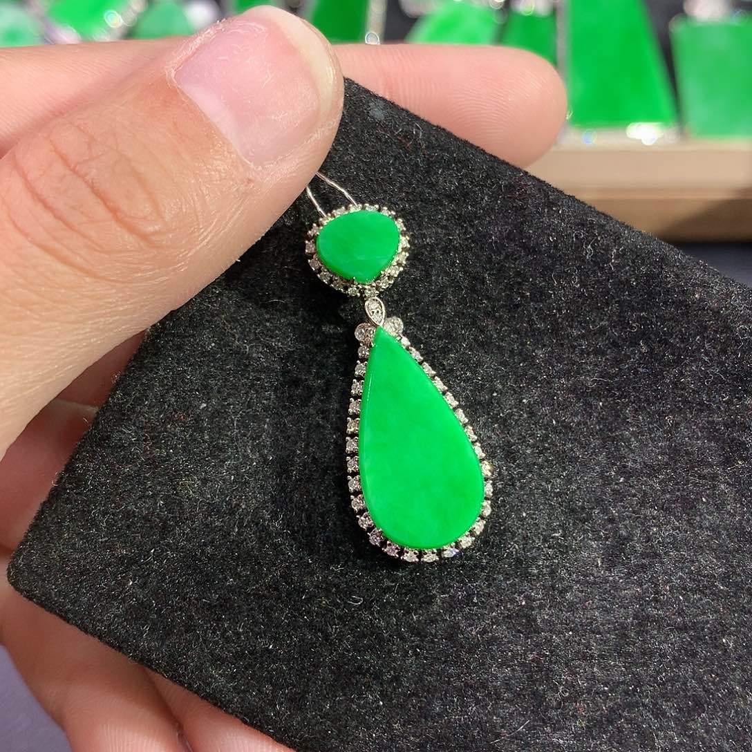 翡翠吊坠(赠链)18K金镶嵌