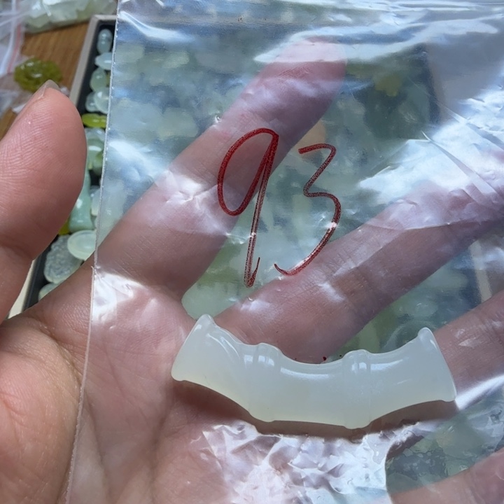 透闪石-蛇纹石玉吊坠未镶嵌