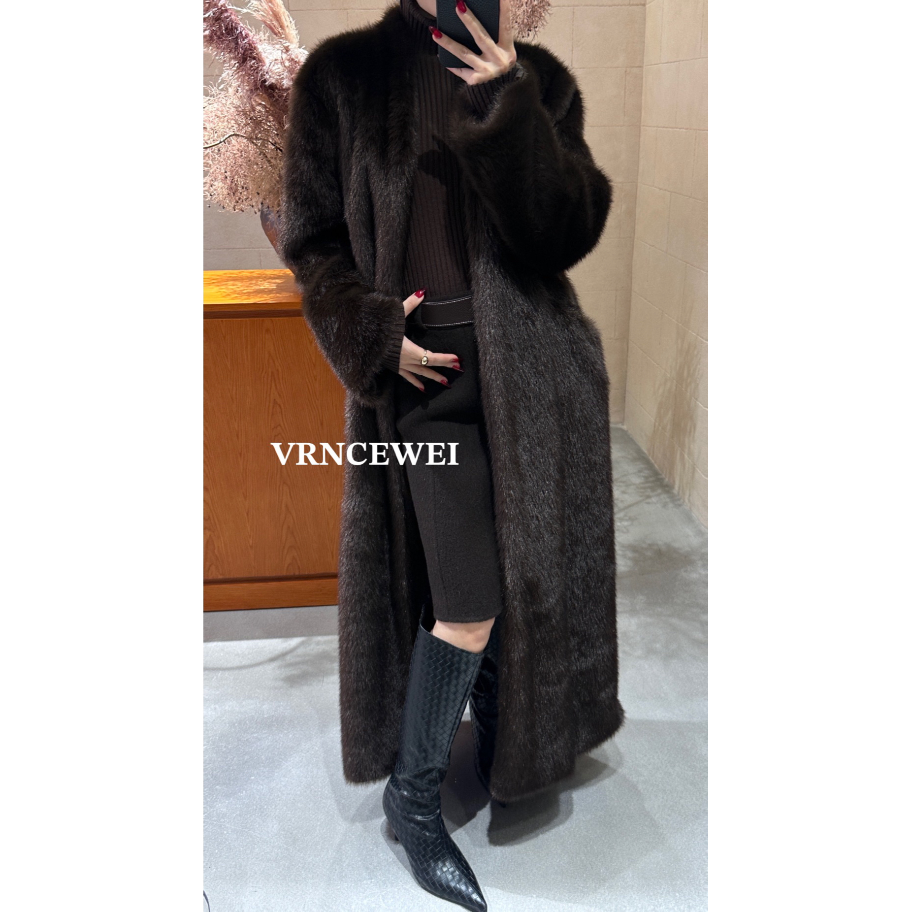 爱唯依（F）-气质高级！V领环保毛皮草长款外套（657R0636#）VRNCEWEI