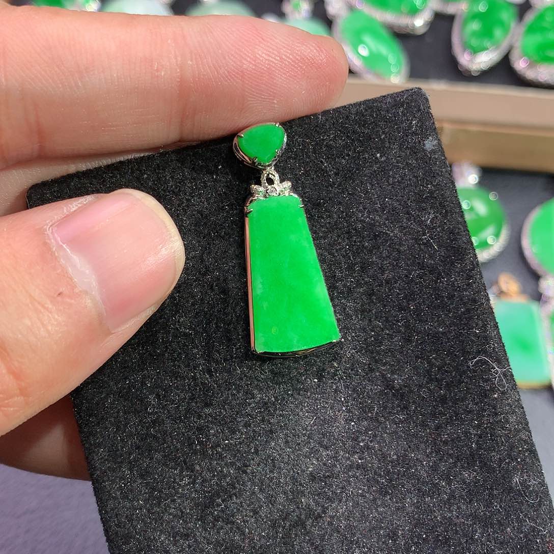 翡翠吊坠(赠链)18K金镶嵌