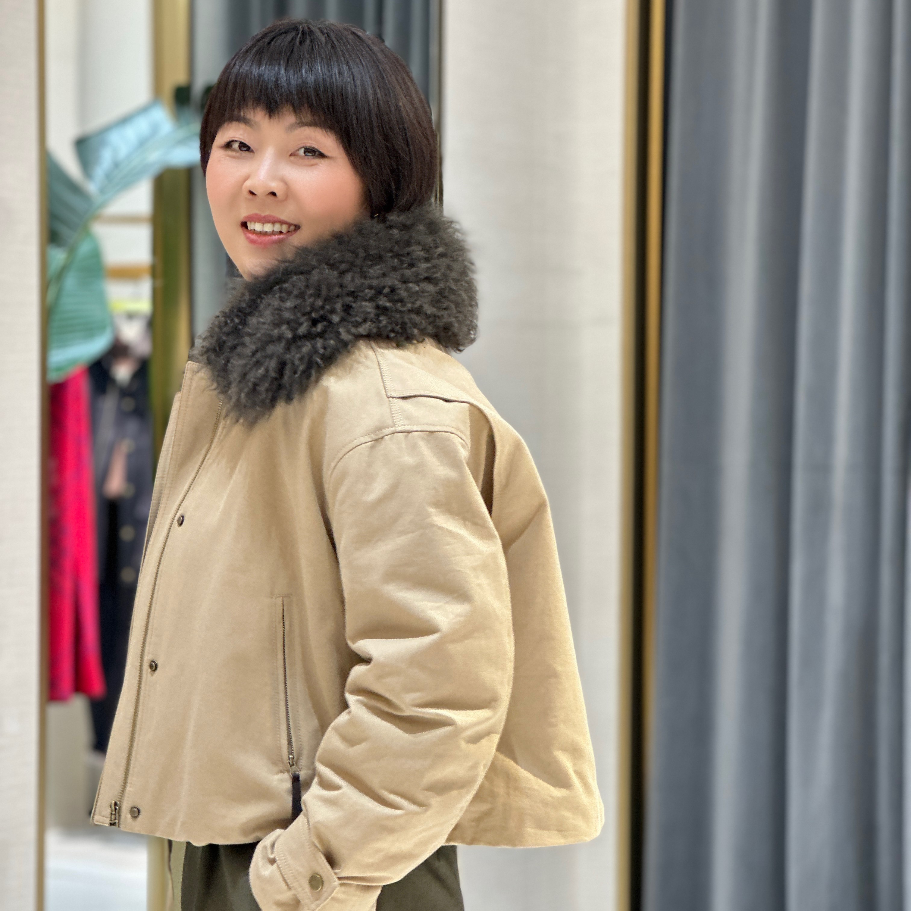 430735 玛丝恩迪冬季保暖毛领短款羽绒服