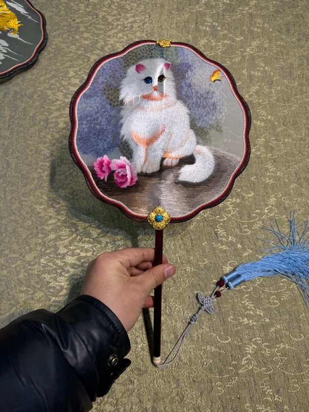 宋锦敲头双面绣猫咪扇子真丝回笼须