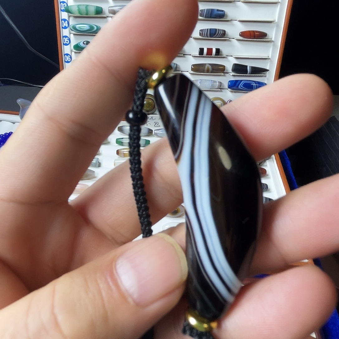 王***磊玛瑙/玉髓未镶嵌颈饰