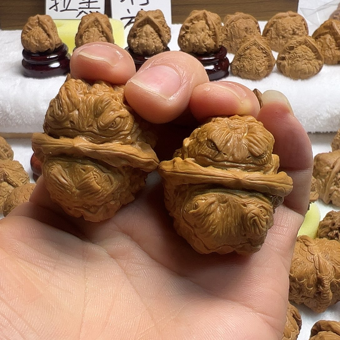 台***少核桃雕刻题材蛤蟆蜕变