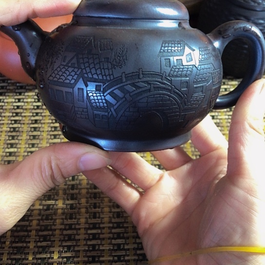 紫砂茶壶原矿泥料手工制作的紫砂壶。