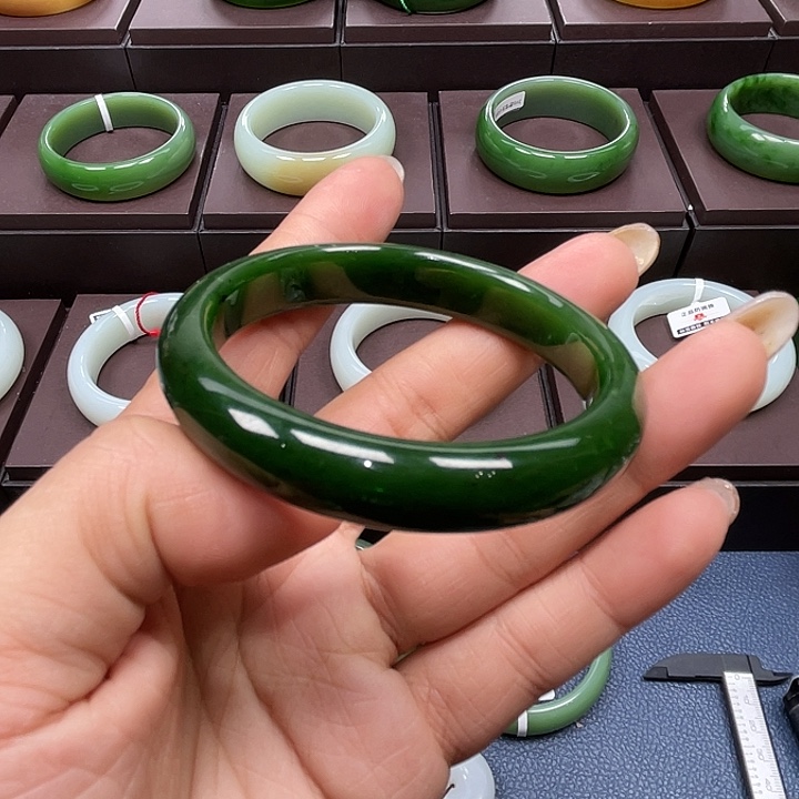 和田玉（碧玉）未镶嵌手镯