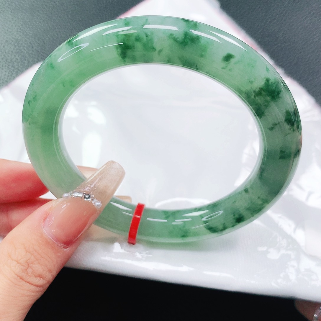 翡翠手镯未镶嵌54圈