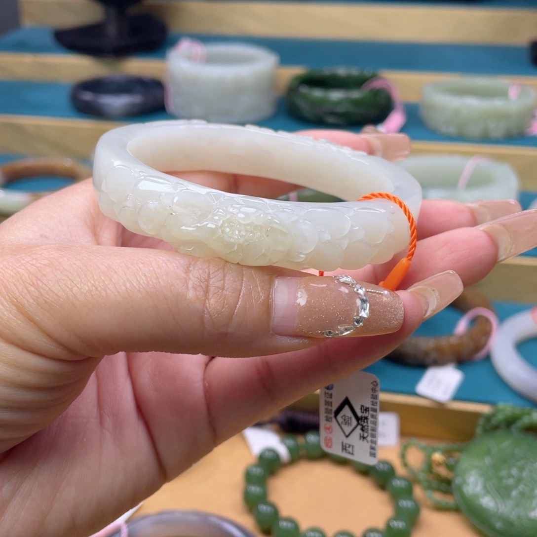 和田玉未镶嵌手镯60圈口。编号59贵妃镯