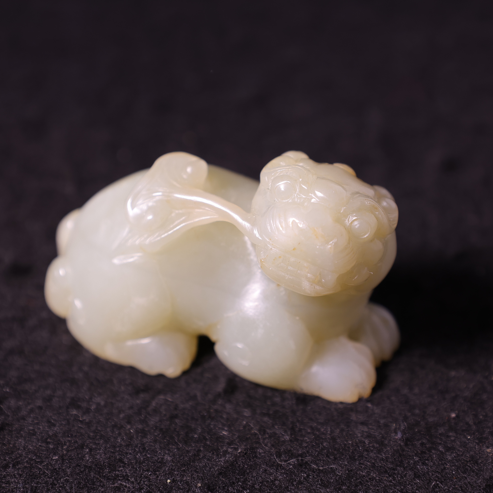 5G1 明 白玉圆雕瑞兽手把件