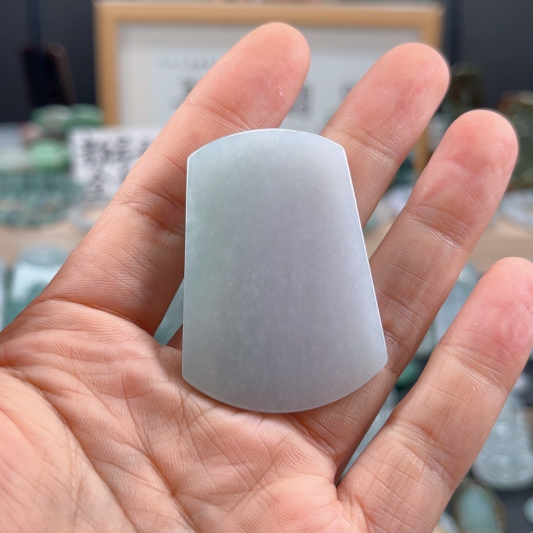 翡翠颈饰未镶嵌无事牌