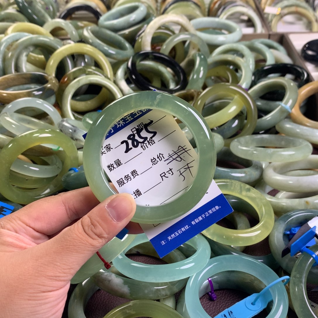 嘴***扬未镶嵌蛇纹石玉手镯2855