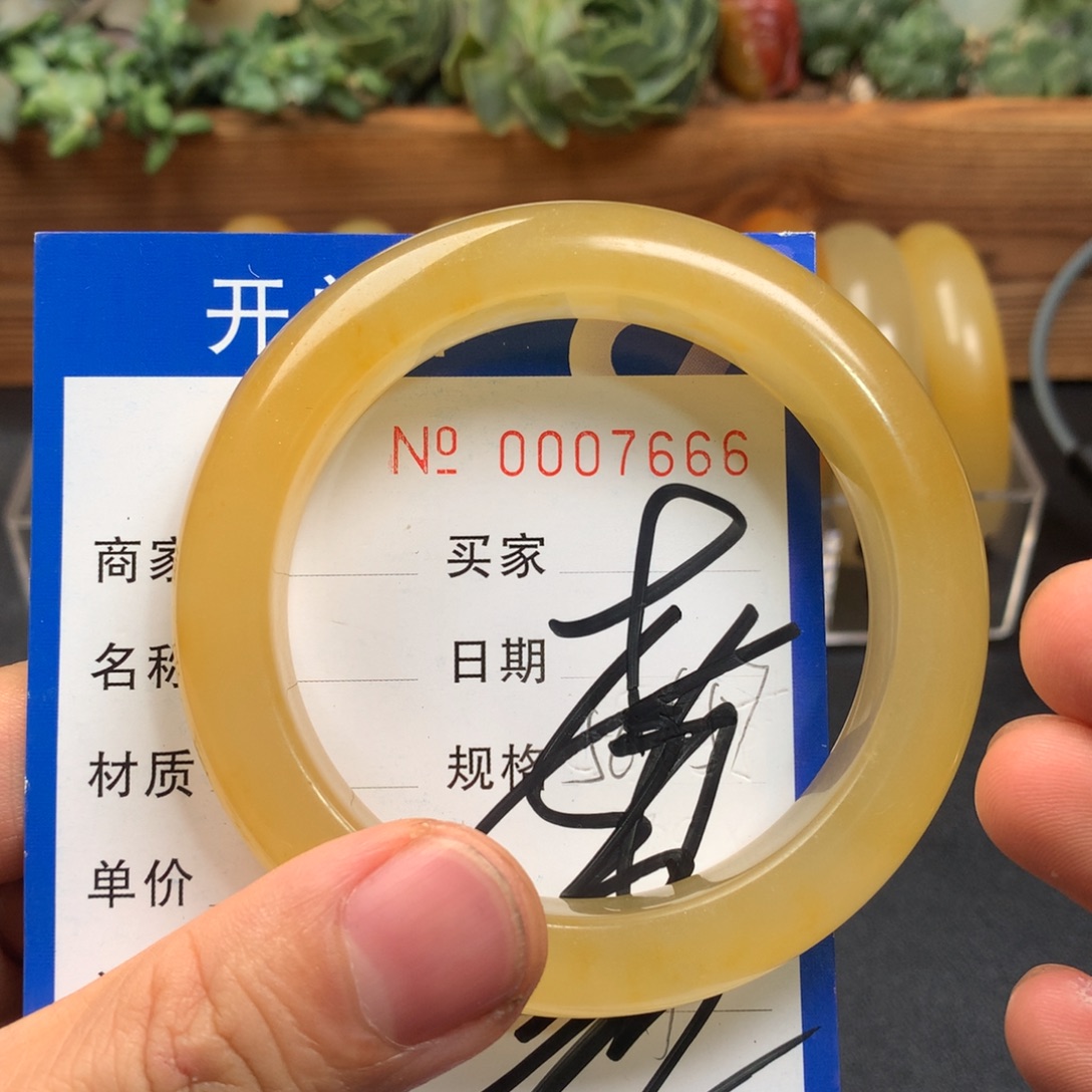 未镶嵌石英质玉（黄龙玉）手镯