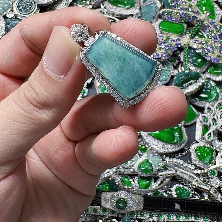 翡翠颈饰未镶嵌天然A货翡翠放漏