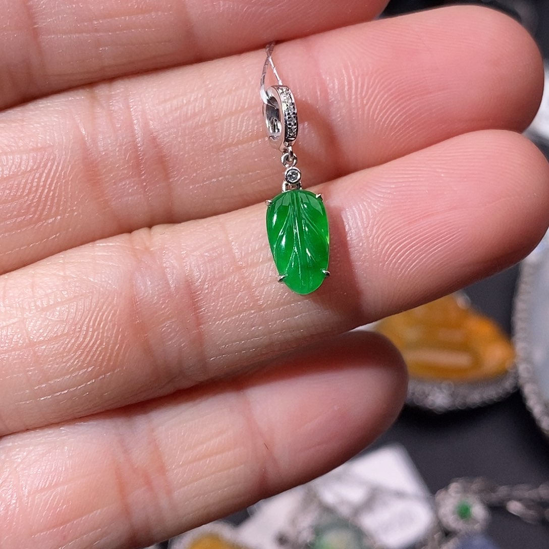 翡翠颈饰18K金镶嵌吊坠